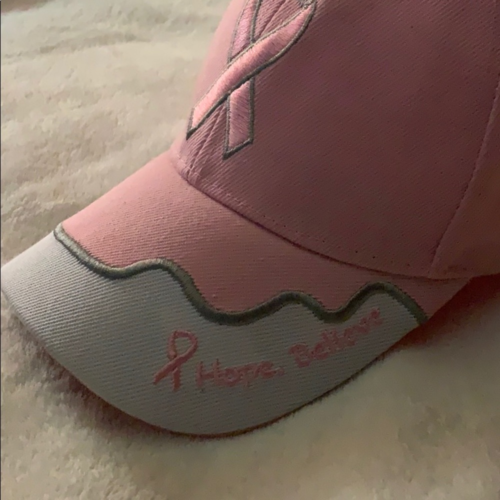 A hat - Picture 2 of 3